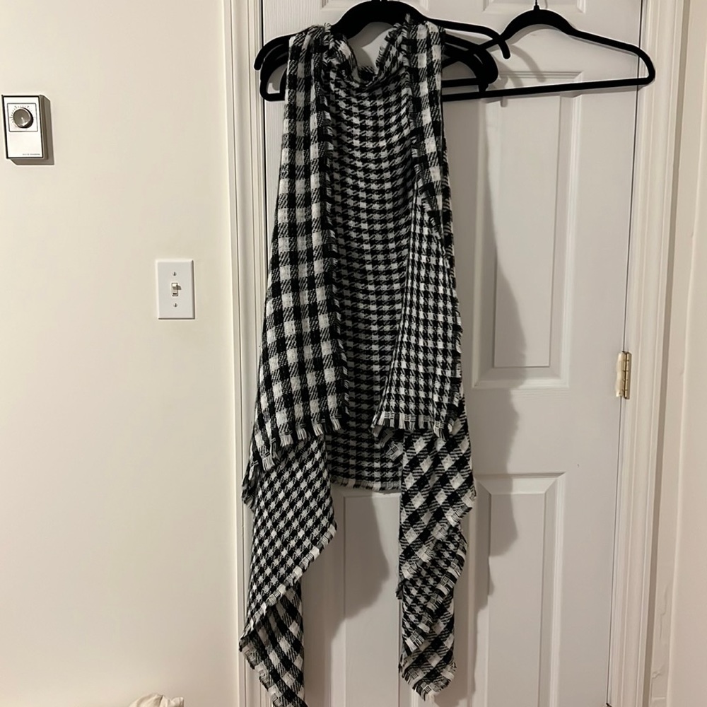 Fall cardigan! Cute piece to add to a fall outfit! Never worn (onesizefitsmost)